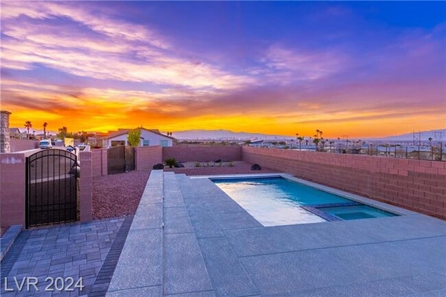 Building Photo - Elevated Desert Living with Strip & Mountain Views – Fully Furnished 6-Bedroom Retreat!