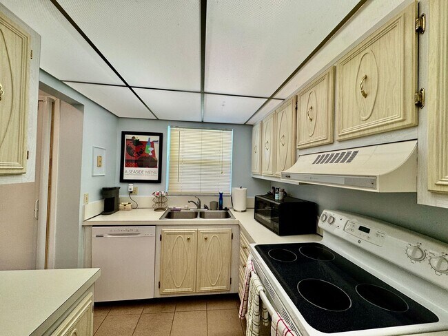 Building Photo - Fully Furnished 2 bedroom/ 2 bath with tranquil views in 55+ Community
