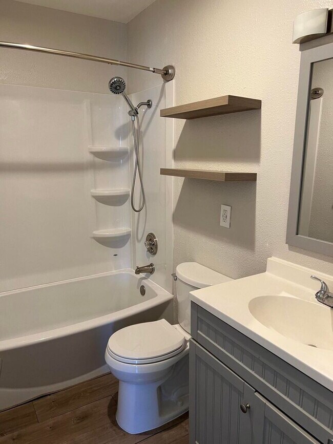 Building Photo - 2-Bedrooms and 2-Bathrooms Home Palm Desert