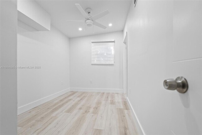 Building Photo - 129 SW 9th Ave