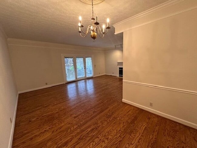 Building Photo - Spacious Townhouse in Woodlawn Area