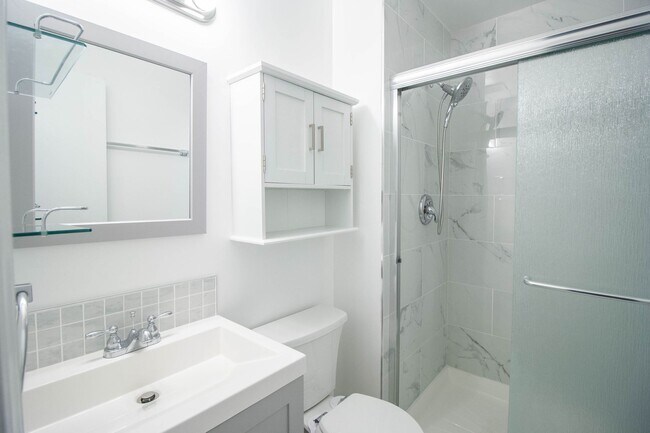 Building Photo - Gorgeous and updated 3Bd/2.5Bth townhome in the Town of Forest Hills! w/2 assigned parking space!