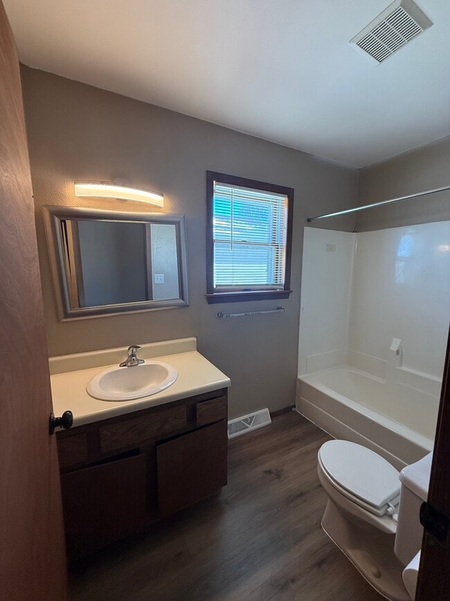 Building Photo - 1014 Castlewood Dr