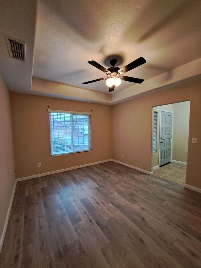 Building Photo - Stunning Large 4 Bedroom Home! Located Near Cedar & Nees!