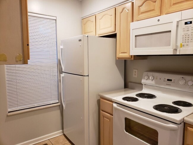 Building Photo - Knoxville 37912 - 2 bedroom 1.5 bath - Cal...