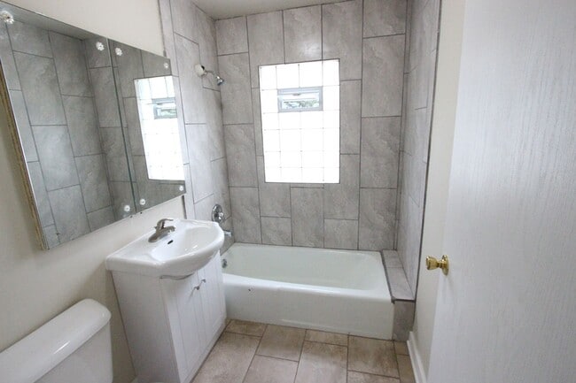 Building Photo - West Allis 3 bedroom 1 bath ranch Home