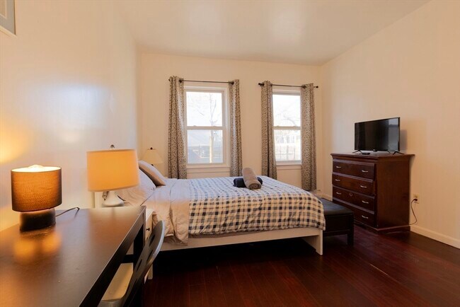 Building Photo - 157 Perkins St