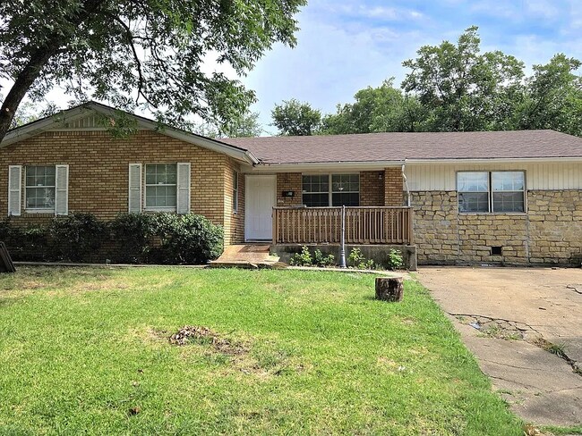 Primary Photo - 400 Martin Ln