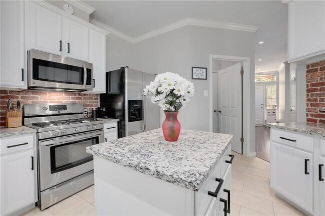 Building Photo - 1705 Azalea Dr