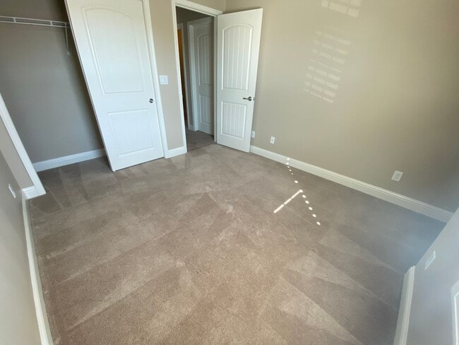 Building Photo - Beautiful 2 story Home in gated community ...