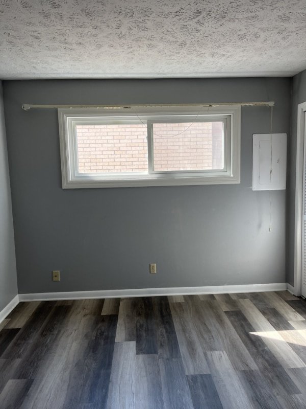 Building Photo - 639 E 10th St