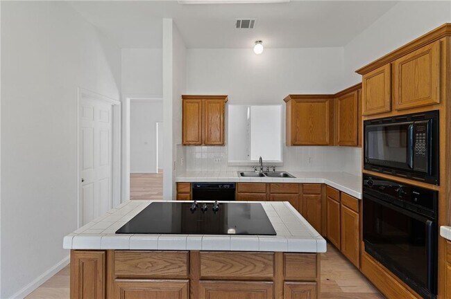 Building Photo - 2906 Greenlawn St