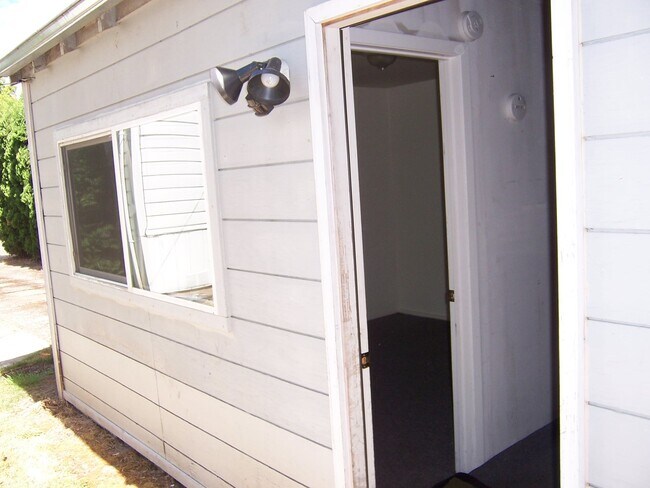 Building Photo - Updated 4 Bedroom ~ 1 Bathroom House Near ...
