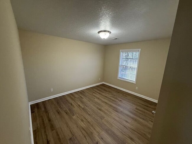 Building Photo - Halls Single Family Home in Cul-de-sac!