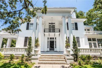 Building Photo - 602 E Victory Dr