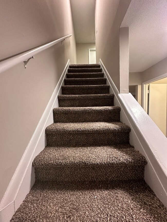 Building Photo - Convenient, in town living with garage!