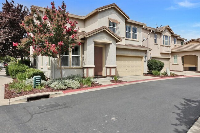 Building Photo - 683 Courtyards Loop