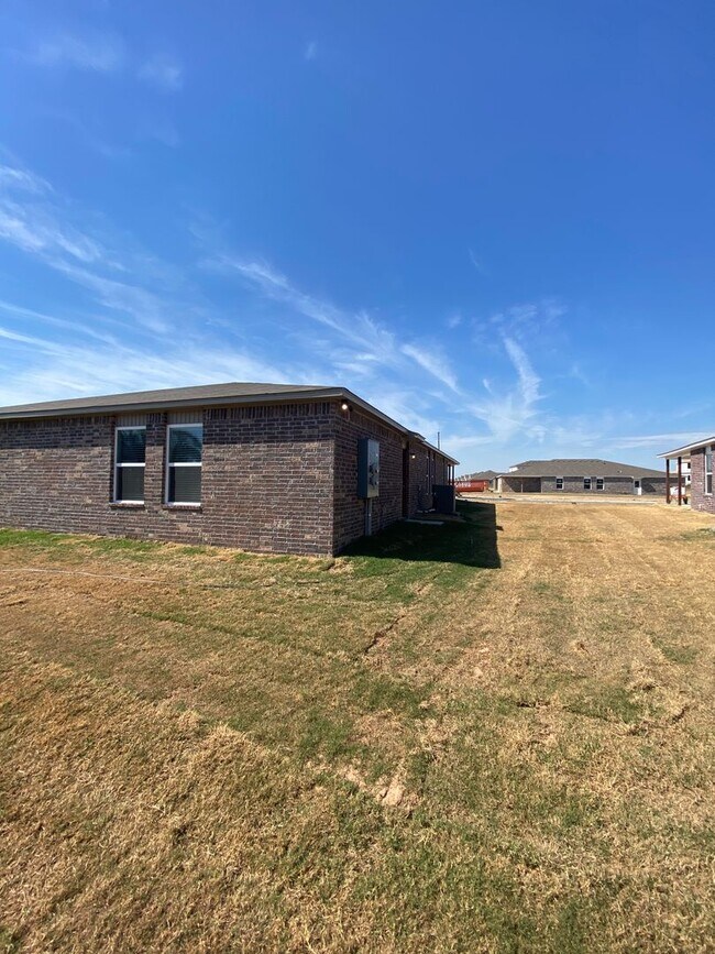 Building Photo - Comfort & Convenience – 3 Bed, 2 Bath Duplex in Lawlis Ranch