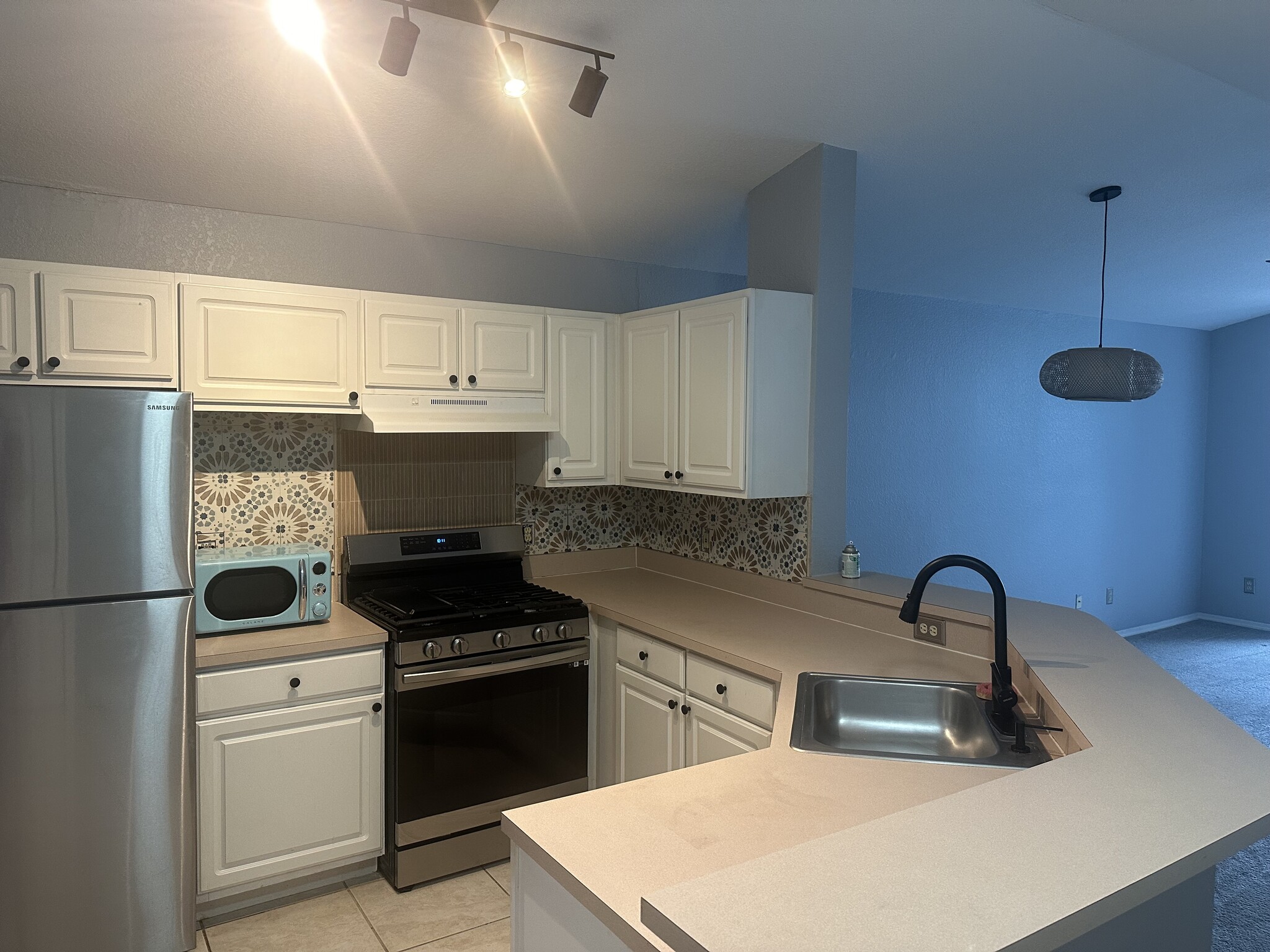 Kitchen with gas stove - 13810 Sutton Park Dr N