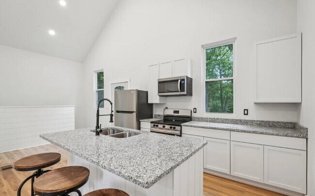 Building Photo - Close to the City, Easy to Call Home