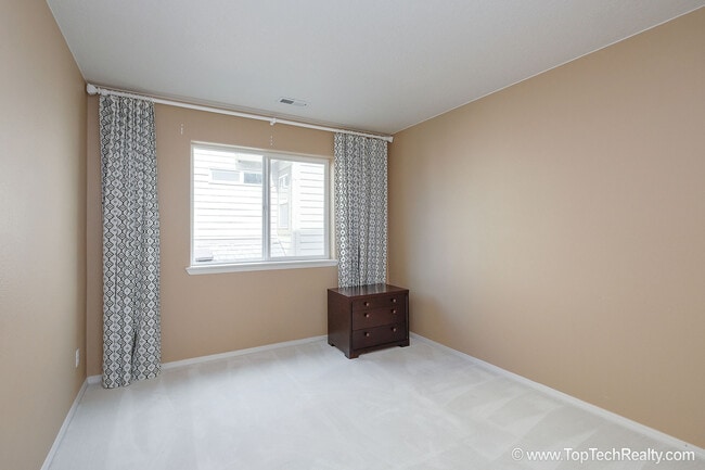 Building Photo - Lovely 4 Bedroom | 2.5 Bathroom | Corner Lot Single Family Home | In Beautiful Orenco Gardens Com...