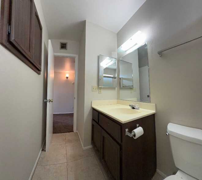 Building Photo - 121 E 14th Pl