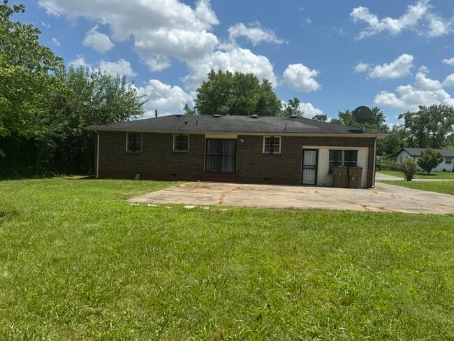 Building Photo - 3004 Lytle Dr