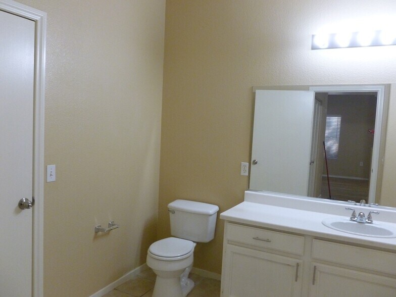 Building Photo - 3400 Cabana Dr