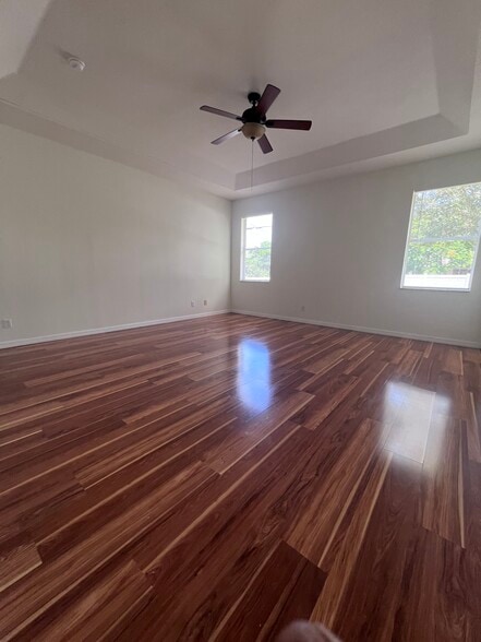 Building Photo - 423 SW Alcan Dr