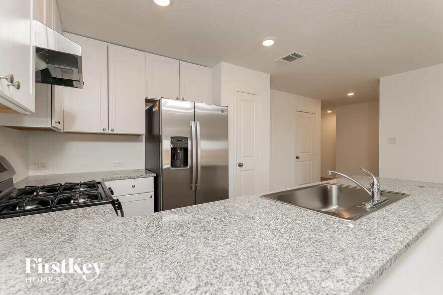 Building Photo - 10623 Vinateros Dr