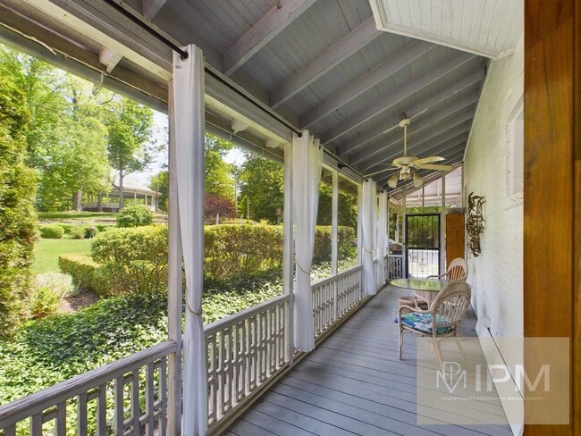 Building Photo - Spacious 5 Bedroom, 2.5 Bath Near The Avenues!