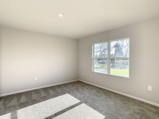 Building Photo - Villa Home in West Port - 3/2/2 close to s...
