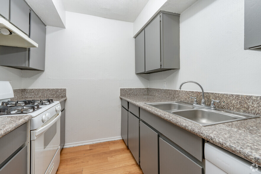 1BR, 1BA- 740SF - Kitchen - The Cluster Apartments