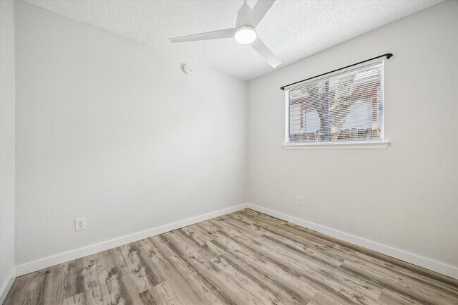 Building Photo - 904 Sirocco Dr