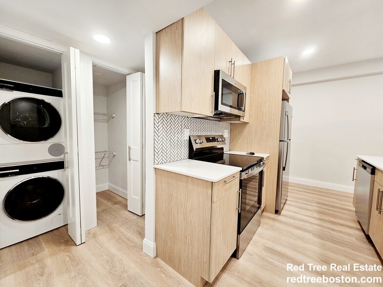 Building Photo - 529 Beacon St