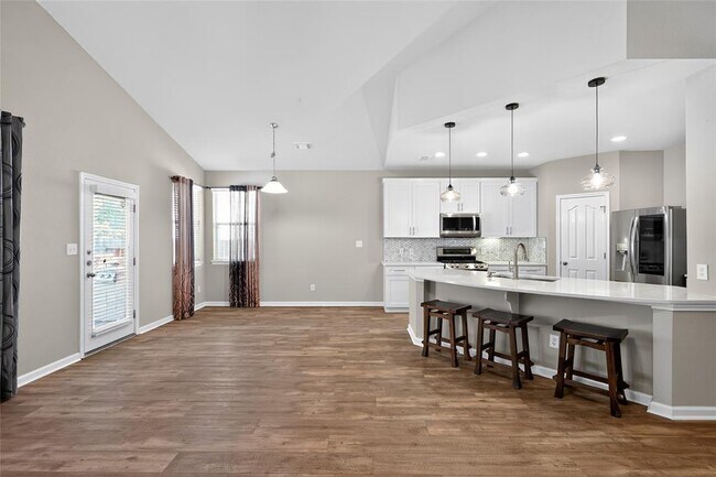 Building Photo - 15512 Interlachen Dr