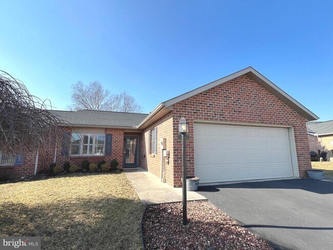 Building Photo - 330 Parkwood Dr