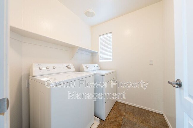 Building Photo - 2721 E Bart St