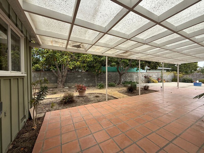 Building Photo - 1950's Ranch Style 2+2 with den/office Hom...