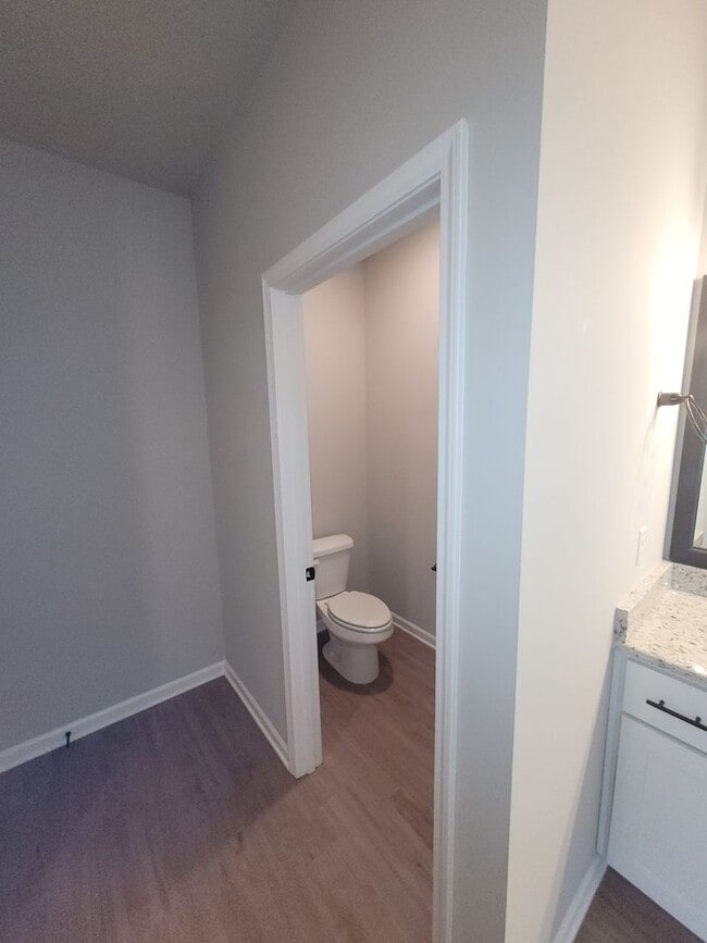 Building Photo - 4 bedroom 2.5 bath