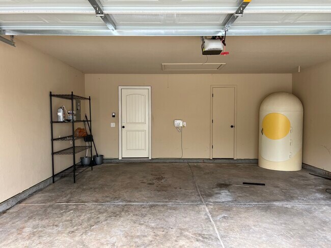 Building Photo - 3814 Kings Canyon Rd