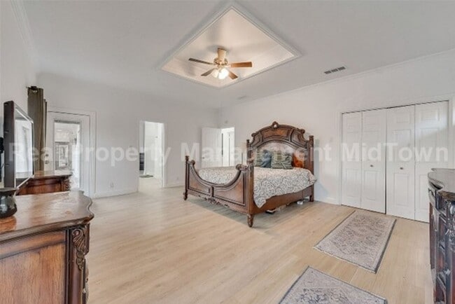 Building Photo - Stunning 4-Bedroom Retreat with Designer T...