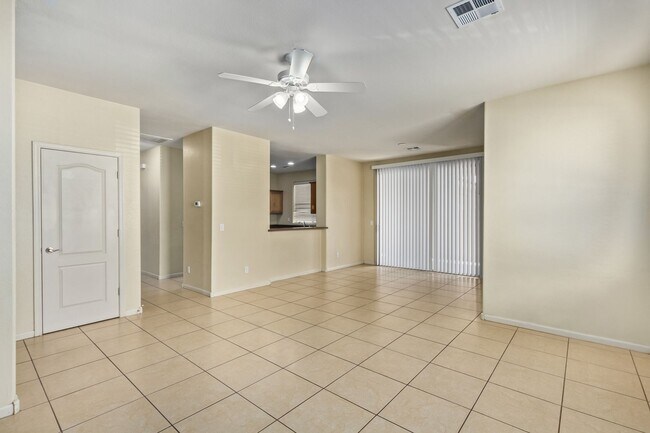 Building Photo - Excellent location! Community Pool and parks! Appliances included!