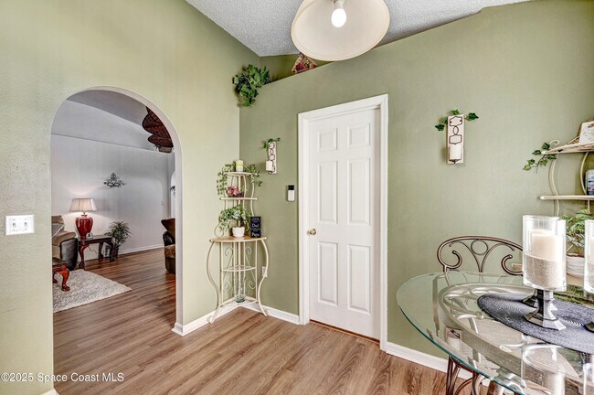 Building Photo - 1652 La Maderia Dr