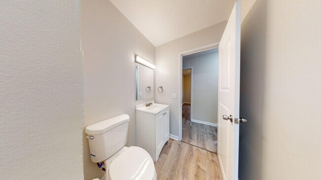 Building Photo - Elyria - updated 3 bed/1 bath townhouses for rent!