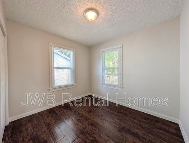 Building Photo - 217 E 48th St