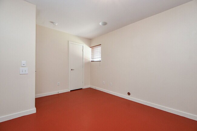 Building Photo - 824 Robin St