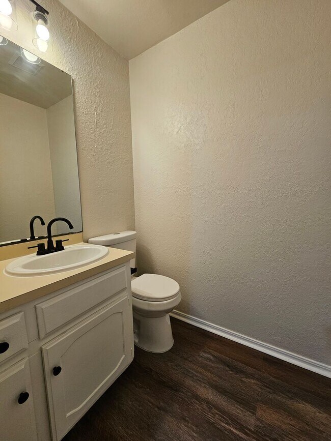 Building Photo - Two-Story Townhome w/ Over 1000 sqft! Avail NOW!