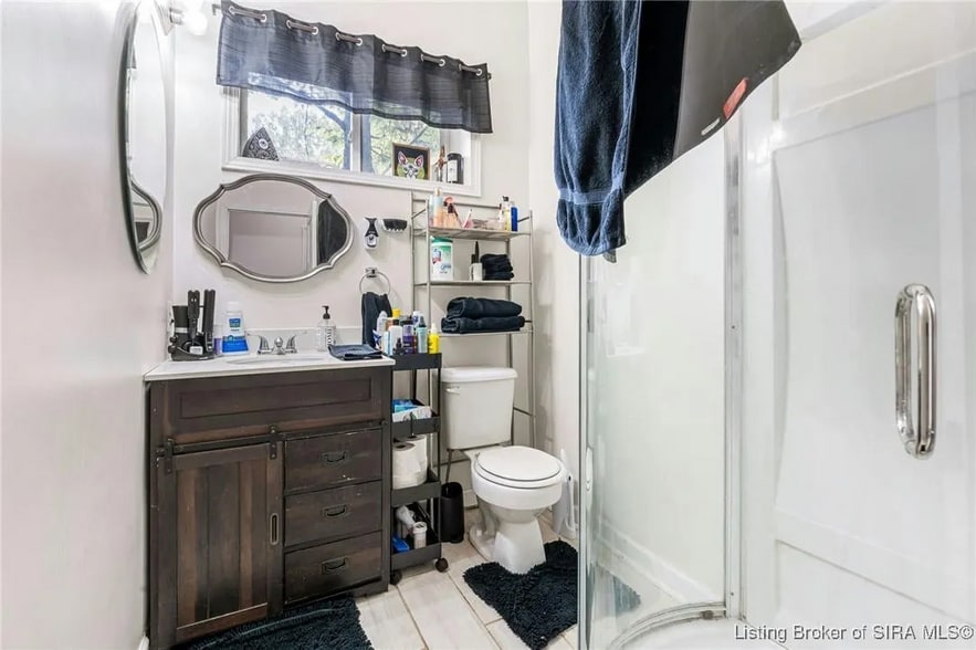 bathroom 2 - 531 E Chestnut St