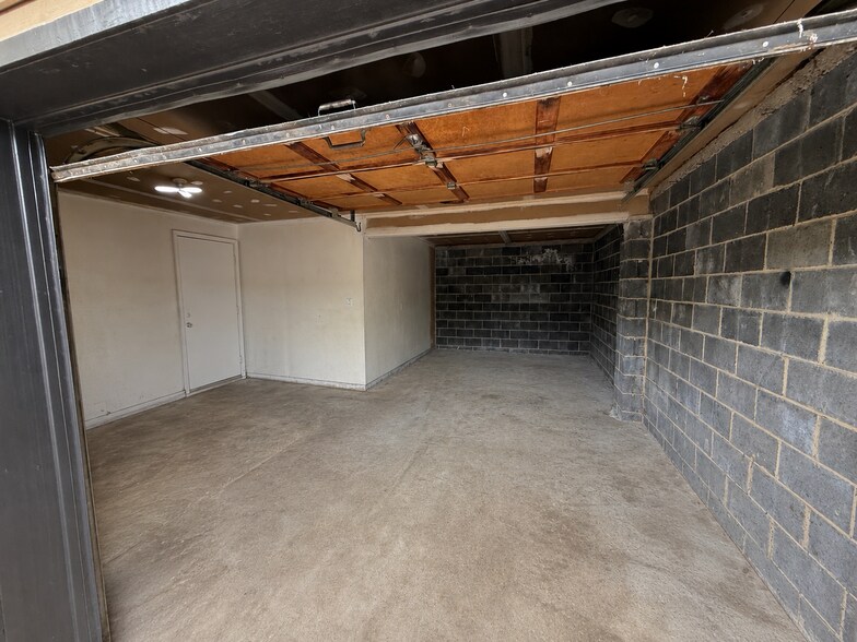 GARAGE - 200 Algonquin Trl